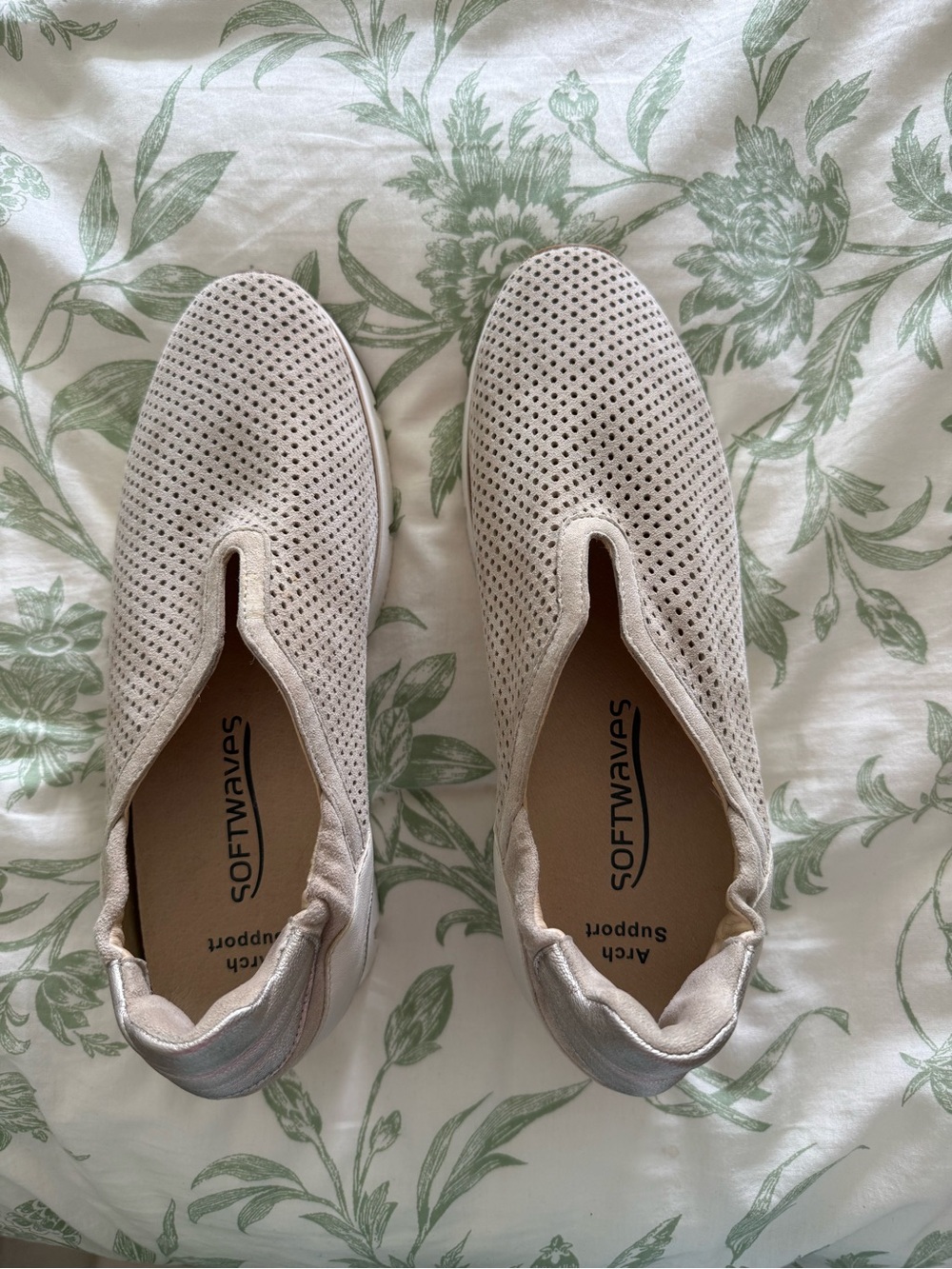 Size 38.5 Softwaves Women's Perforated Slip-On Sneakers in Light Beige